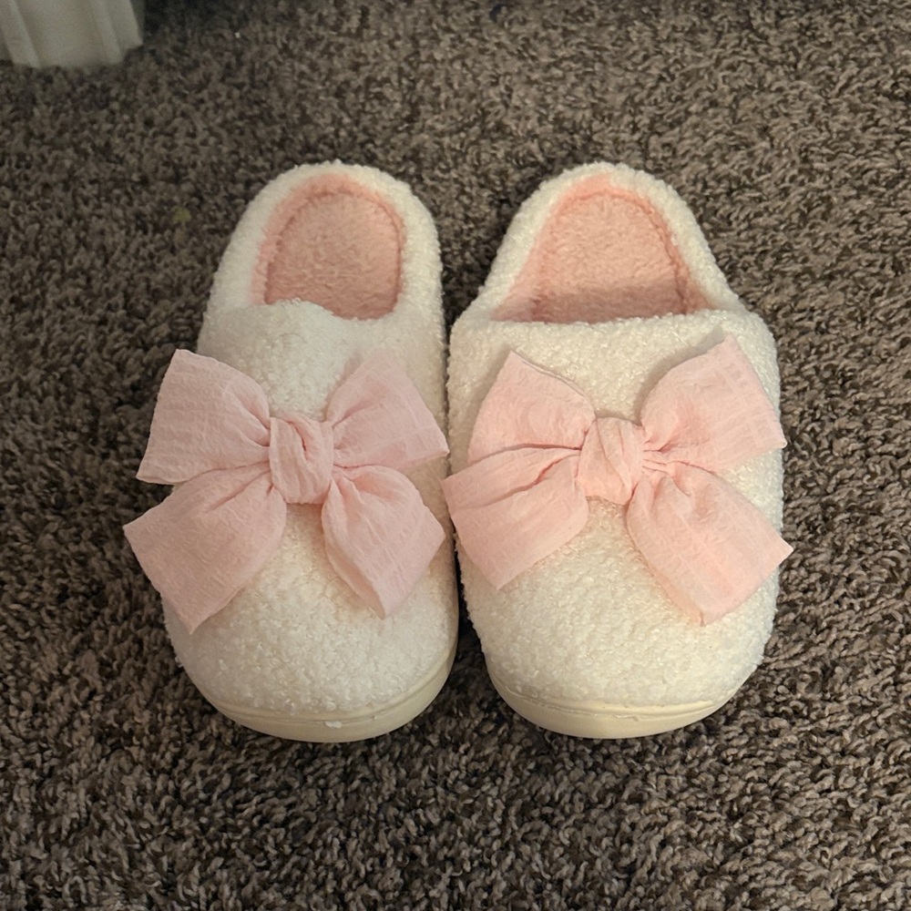Cozy White Sherpa Slippers with Pink Bow
